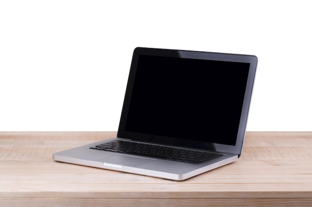 Vorderansicht des Laptops auf dem Arbeitstisch und weißem Hintergrund