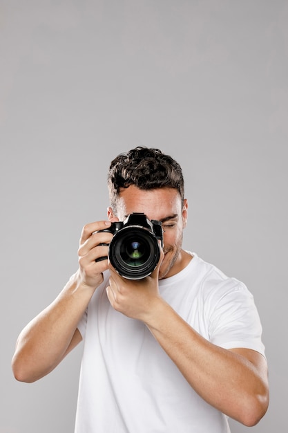 Vorderansicht des männlichen Fotografen mit Kopierraum