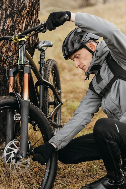 Vorderansicht des Mannes, der ein Fahrrad im Berg reitet