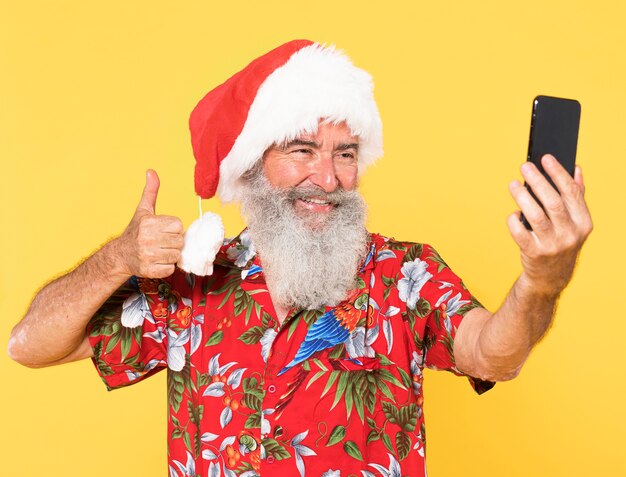 Foto vorderansicht des mannes mit tropischem hemd und weihnachtsmütze