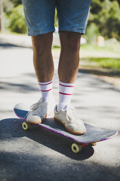 Vorderansicht des Mannes stehend auf Skateboard