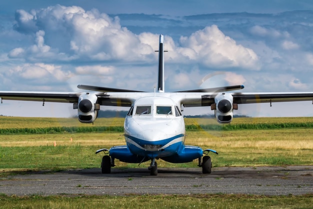 Vorderansicht des Rollens eines Turboprop-Passagierflugzeugs auf einem ländlichen Flugplatz