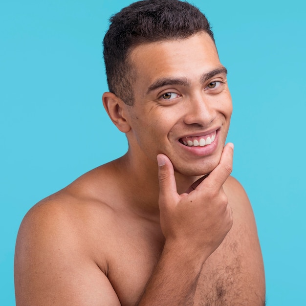 Foto vorderansicht des smiley-mannes, der sein sauberes rasiertes gesicht zeigt