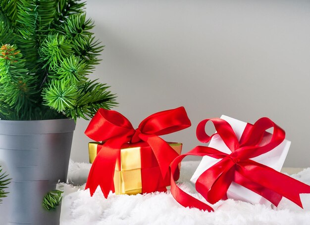 Vorderansicht des Weihnachtsbaums und des Kopierraums für Geschenke
