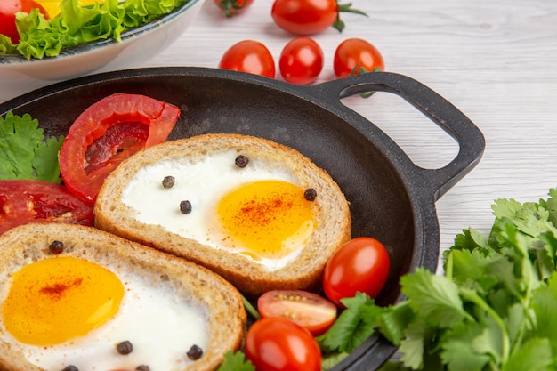 Vorderansicht Eiertoast mit Tomaten und Salat auf weißem Hintergrund Frühstück Mittagessen Mahlzeit Farbsalat Essen Foto Morgen