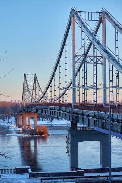 Vorderansicht einer Brücke