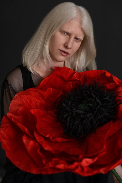 Foto vorderansicht einer frau mit albinismus, die im studio posiert