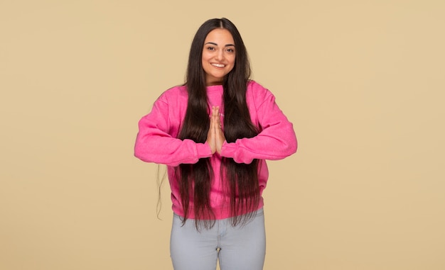 Foto vorderansicht einer indischen frau, die im studio posiert