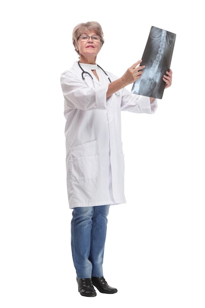 Vorderansicht einer Ärztin mit Stethoskop und Brille, die auf ein Röntgenbild blickt