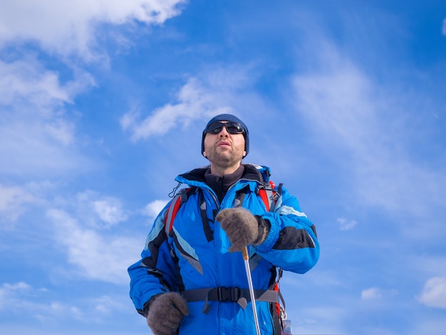 Vorderansicht eines Wanderers mit Rucksack.