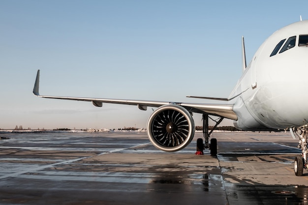 Vorderansicht eines weißen Passagierflugzeugs auf einem Flughafenvorfeld