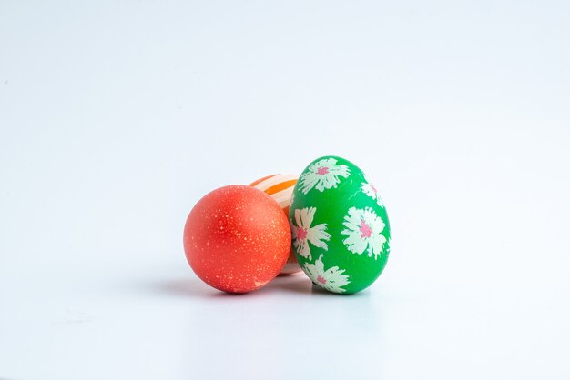 Vorderansicht farbig bemalte Eier auf weißem Hintergrund Frühling bunte horizontale Novruz-Feiertagskonzept verziert