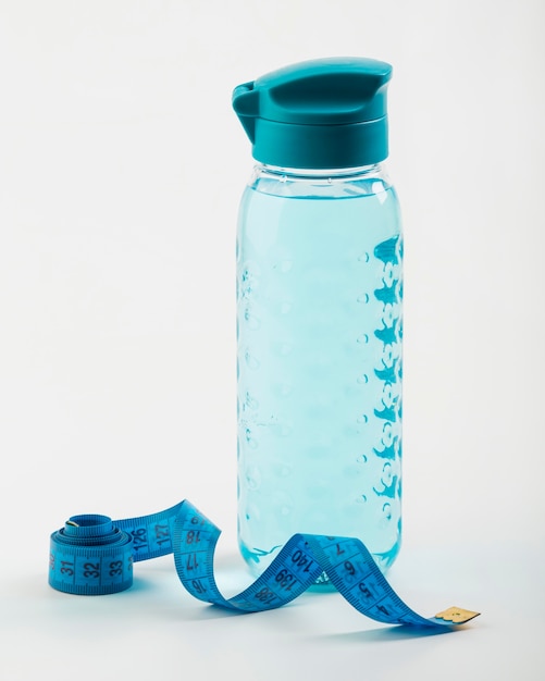 Vorderansicht Flasche Wasser und blauer Zentimeter