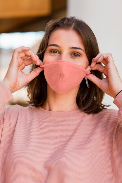 Vorderansicht Frau, die rosa Maske trägt