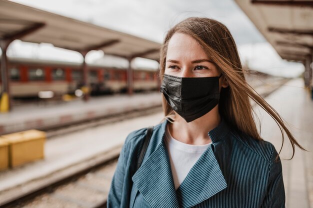 Foto vorderansicht frau, die stoffschutzmaske trägt