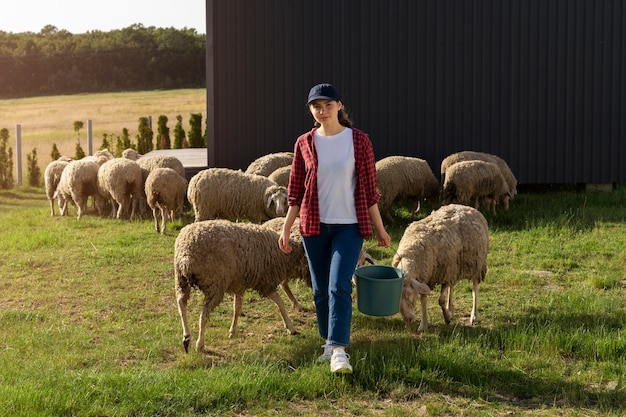 Foto vorderansicht frau mit eimer