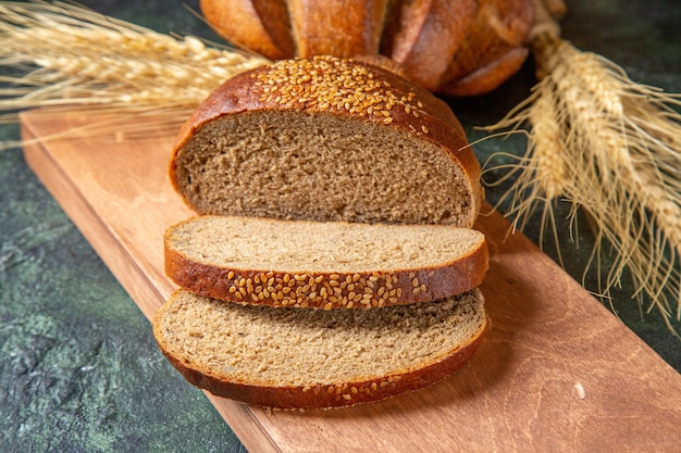 Vorderansicht frisch geschnittenes Brot