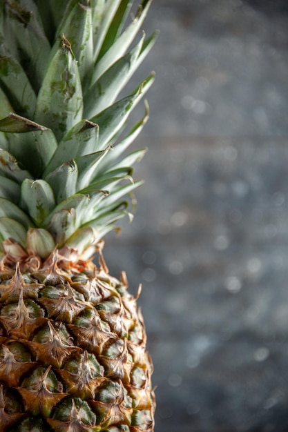 Vorderansicht frische Ananas auf grauem Hintergrund isoliert