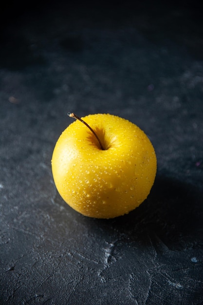 Vorderansicht frischer gelber Apfel auf dunklem Hintergrund Fotobaumfarbe reife reife Birnenfrucht