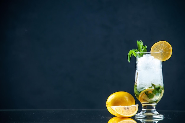 Vorderansicht frischer kühler Cocktail mit Zitrone und Eis auf dunklem Hintergrund trinken Farbe Wasserlimonade kalte Eisbar freier Raum