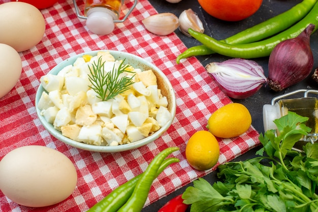 Vorderansicht frisches Gemüse mit gekochtem Teiggrün und Eiern auf dem dunklen Hintergrund Fotosalat Mahlzeit Gesundheit Diät Farbe Lebensmittel Milch