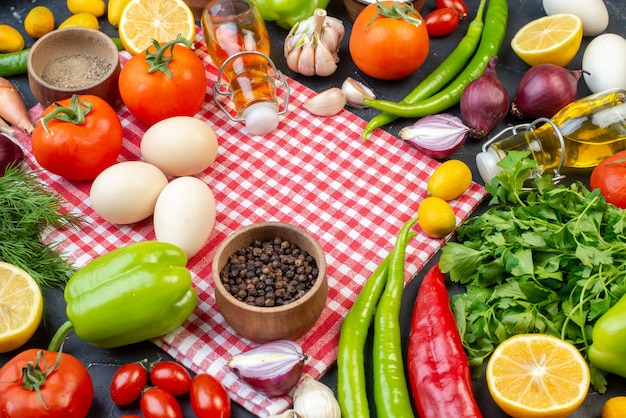 Vorderansicht frisches Gemüse mit Grüns und Eiern auf dunklem Hintergrund Salat Mahlzeit Gesundheit Diät Farbfoto Lebensmittel Milch