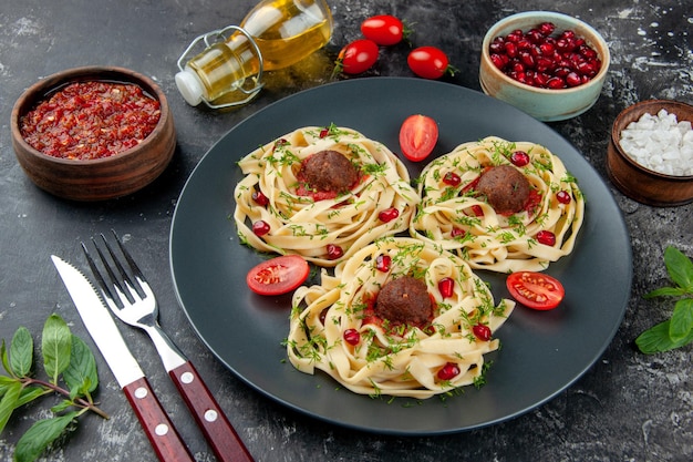 Vorderansicht gekochte Teigscheiben mit Fleischbällchen auf grauem Hintergrund Pasta Fleisch Farbe Restaurant Abendessen Kochgericht