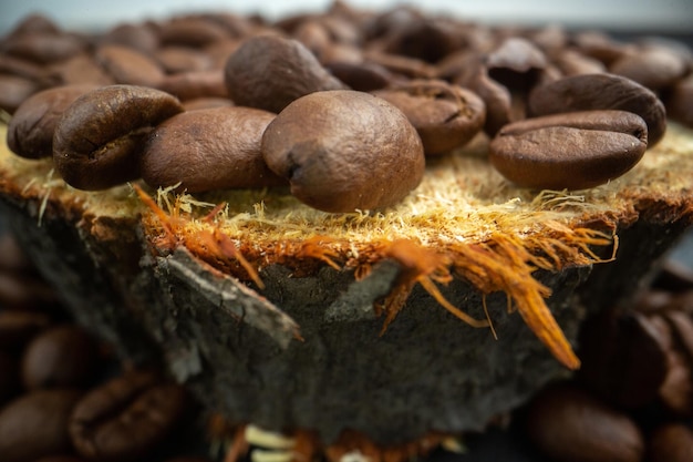 Vorderansicht geröstete Kaffeesamen auf rustikalem Brett