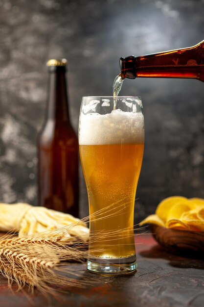 Vorderansicht Glas von Bären mit Chips Flasche und Käse auf Licht Schreibtisch Wein Foto Alkohol Getränk Snack Farbe