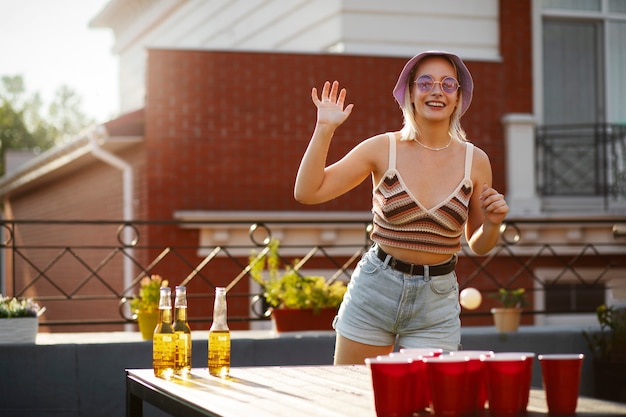 Foto vorderansicht glückliche frau auf party