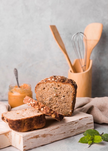 Vorderansicht hausgemachtes Brot auf dem Tisch