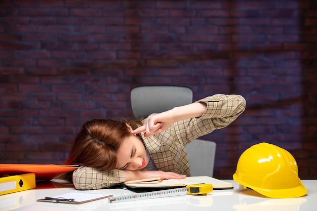 Foto vorderansicht ingenieurin sitzt hinter ihrem arbeitsplatz und versucht zu schlafen job agenda business corporate contractor property success plan erbauer
