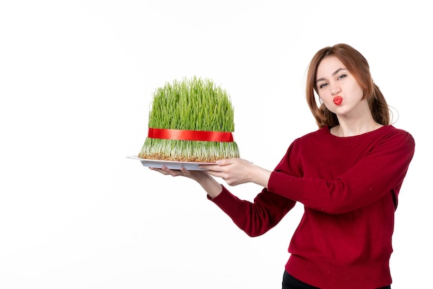 Vorderansicht junge frau mit großem novruz semeni auf weißem hintergrund ethnizität darsteller farben frühlingsurlaub ethnisches konzept
