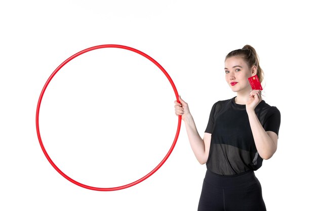 Vorderansicht junge Frau mit Hula Hoop und Bankkarte auf weißem Hintergrund Yoga Körper Lifestyle Sport Frau Gesundheit Sportler Geld