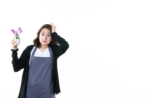 Vorderansicht junge Frau mit lila Blumen auf weißem Hintergrund grüne Blume Frau Boden Uniform Garten Natur Emotion Baum