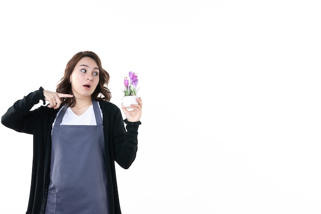 Vorderansicht junge Frau mit lila Blumen auf weißem Hintergrund grüne Blume Frau Garten Natur Emotionen Baumduft