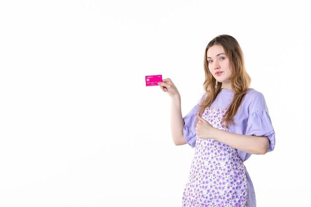 Vorderansicht junge Frau mit rosa Bankkarte auf dem weißen Hintergrund Geld einkaufen Blumengarten Gärtner Gras Frau Farbe