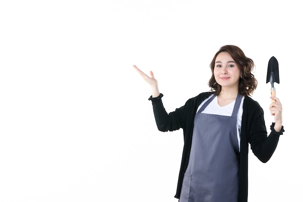 Vorderansicht junge Frau mit Spachtel auf weißem Hintergrund Frau Garten Blume Uniform Emotion Baum Boden Natur