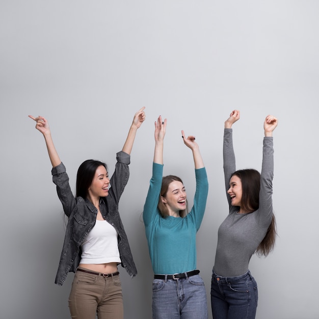 Foto vorderansicht junge frauen glücklich zusammen