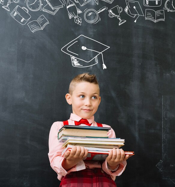 Vorderansicht-Jungenporträt mit Graduierungshintergrund