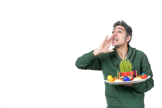 Vorderansicht junger Mann mit traditionellen Novruz Xoncha auf dem weißen Hintergrund Ethnizität horizontales Konzept Farben ethnischen Performer Frühling