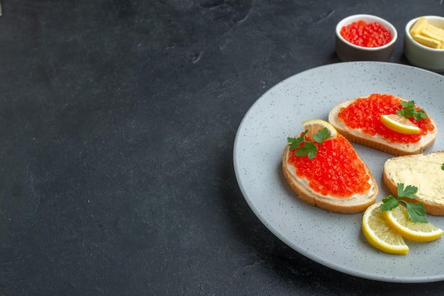 Vorderansicht Kaviar Sandwiches mit Zitrone und Käse auf dunkler Oberfläche dark