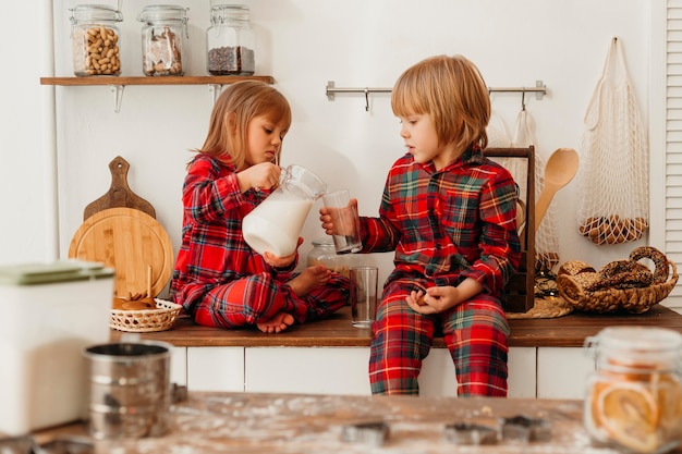 Foto vorderansicht kinder, die milch trinken