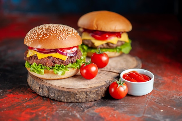 Vorderansicht köstliche Fleisch-Cheeseburger auf dunklem Braun