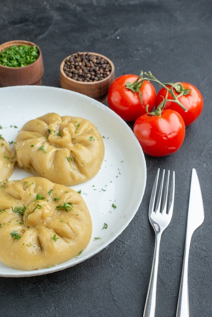 Vorderansicht köstliche Fleischknödel mit Tomaten und Gewürzen auf dunklem Hintergrund Abendessen Fleischteig horizontales Essen kochen