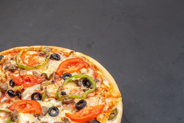 Vorderansicht köstliche käsepizza besteht aus oliven pfeffer und tomaten auf dunkler oberfläche