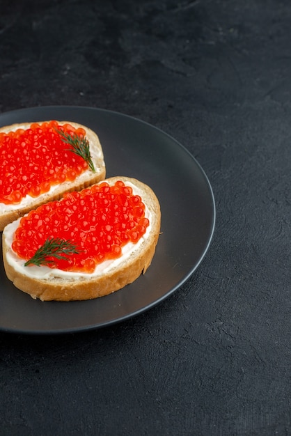 Vorderansicht köstliche Kaviar-Sandwiches im Teller auf dunkler Oberfläche Burger Essen Meeresfrüchte Fischgericht Abendessen Snack Toastsast