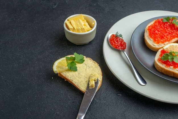 Vorderansicht köstliche Kaviar-Sandwiches im Teller mit Käse auf dunklem Hintergrund Snack Fischbrot Gericht Frühstück Mahlzeit Abendessen Essen Toast