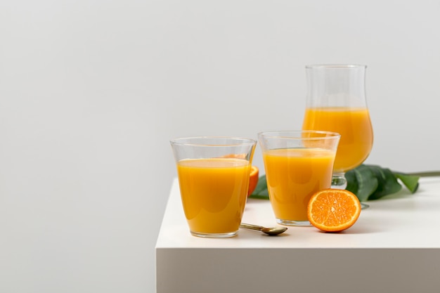 Foto vorderansicht köstliche orange smoothies anordnung