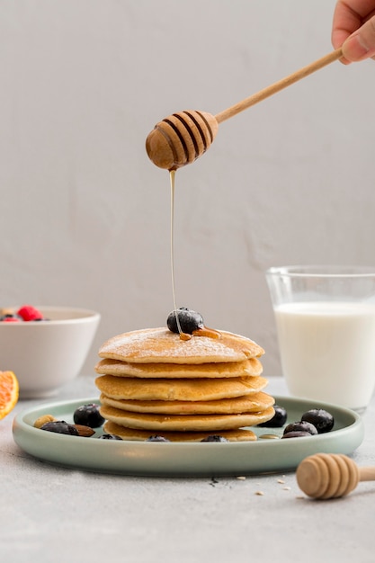 Vorderansicht köstliche Pfannkuchen mit Honig